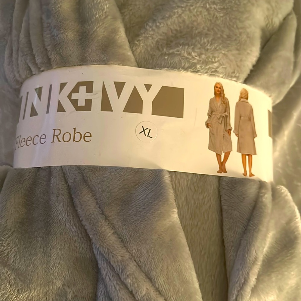 Ink and Ivy Fleece Robe